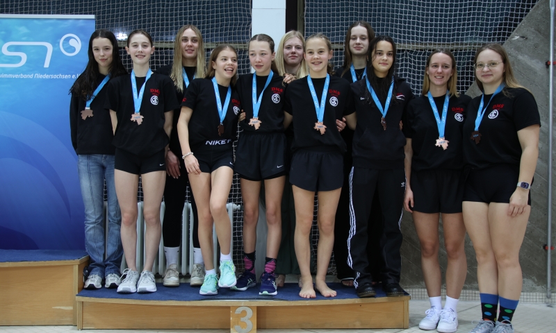 Die 1. Frauenmannschaft des Celler Schwimm-Clubs gewinnt die Bronzemedaille in der DMS Landesliga Niedersachsen