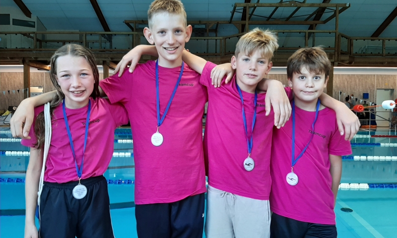 Nils Frahm, Serban Tudor, Lasse Palle Philipeit und Melina Busse werden in die Auswahlmannschaft des Bezirksschwimmverbandes Lüneburg berufen