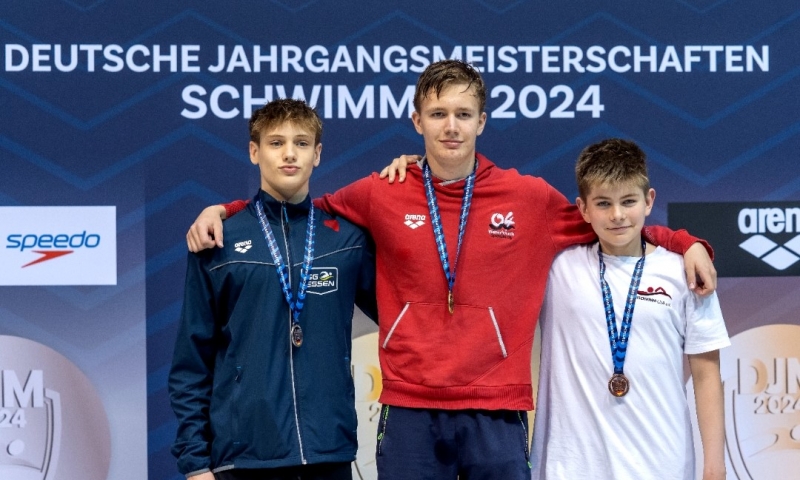 Lev Andrzheevskii gewinnt bei den Deutschen Jahrgangsmeisterschaften in Berlin im Finale über 200 Meter Rücken Bronze