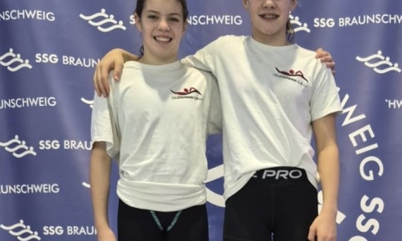 Elva Krauß (rechts) und Johanna Obst gewinnen Edelmetall bei der Internationalen Weihnachtsgala der SSG Braunschweig.