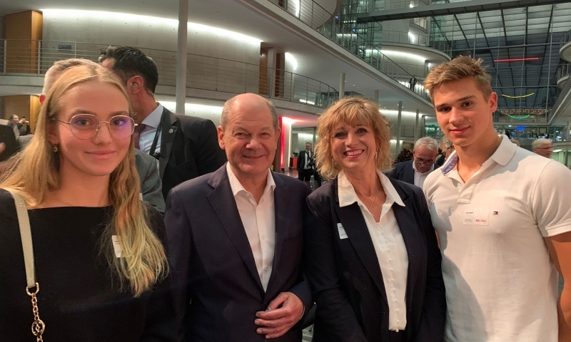 Lara Klein und Jano Späth bei Bundeskanzler Olaf Scholz