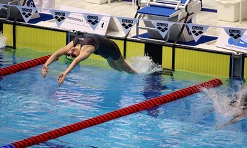 Lara Klein und Leni Poerschke bei den Deutschen Jahrgangsmeisterschaften im Schwimmen